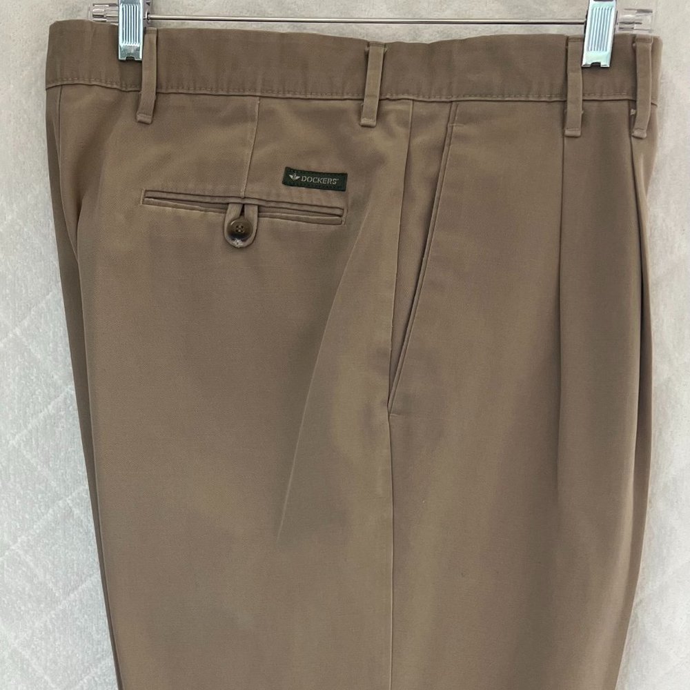 Dockers Men’s Khaki 100% Cotton relaxed-fit pants  W34/L34